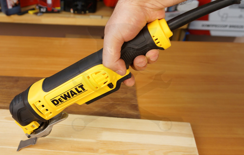 Multifunkciós vágógép, 300W tartozékokkal, kofferben - DeWalt