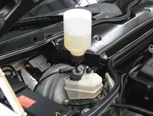 Féklégtelenítő kanna vákuumos 800 ml + aut. utántöltő készlet - Hubitools