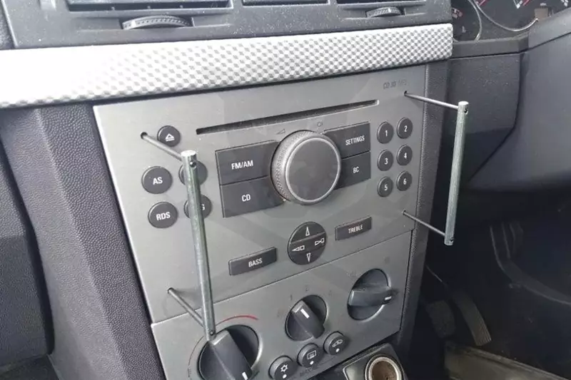 Rádiókiszerelő készlet Opel/Vauxhall 2 Din-es rádiókhoz 2 részes
