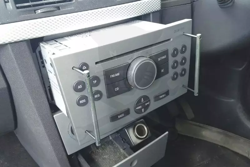Rádiókiszerelő készlet Opel/Vauxhall 2 Din-es rádiókhoz 2 részes