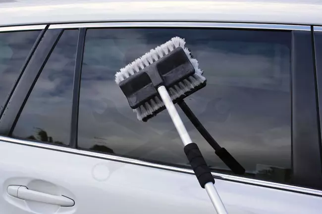 Autó mosókefe 700 mm-es nyéllel és sűrű, lágy, hosszú sörtékkel