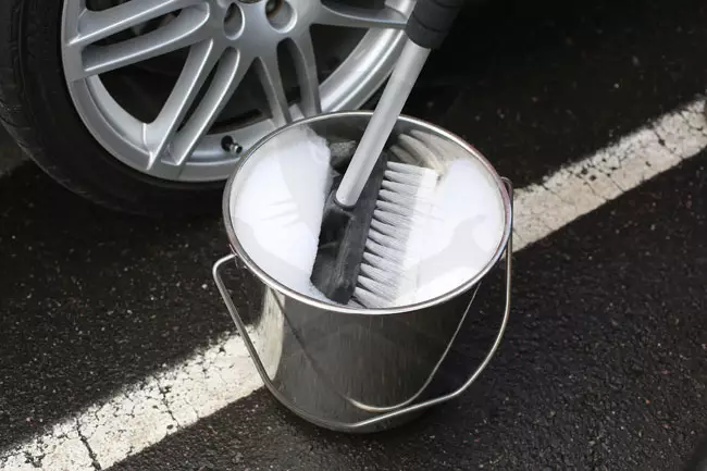 Autó mosókefe 700 mm-es nyéllel és sűrű, lágy, hosszú sörtékkel