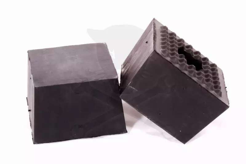 Gumikocka négyzet 125x125x85 mm magas - alul bütykös-lyukas