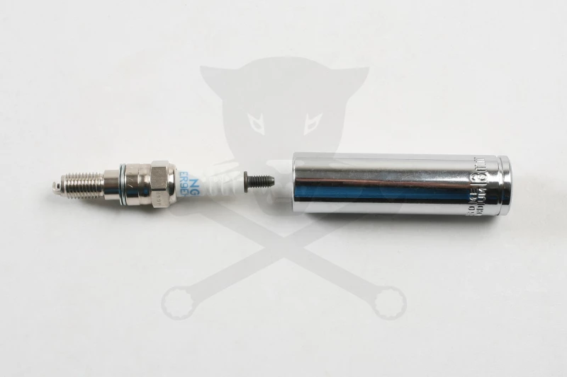 Gyertyakulcs 13 mm gumibetétes 3/8" 6 lapú 62 mm - NGK és Denso - M8