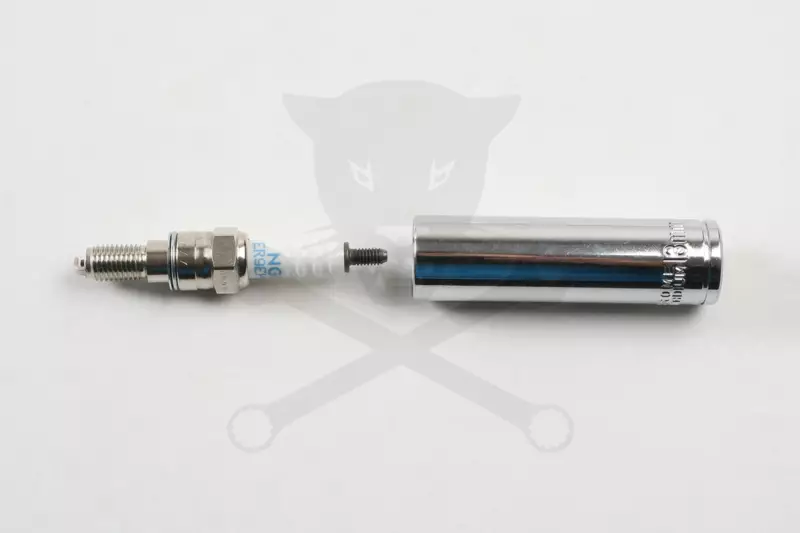 Gyertyakulcs 13 mm gumibetétes 3/8" 6 lapú 62 mm - NGK és Denso - M8