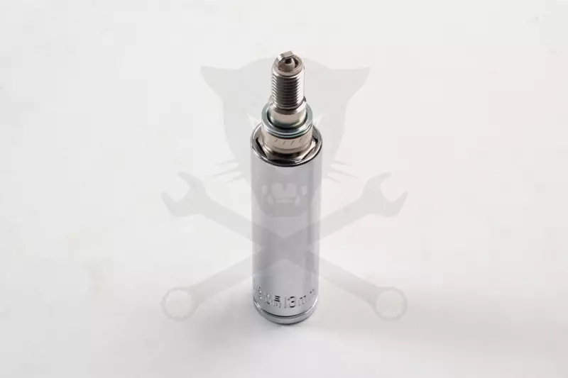 Gyertyakulcs 13 mm gumibetétes 3/8" 6 lapú 62 mm - NGK és Denso - M8