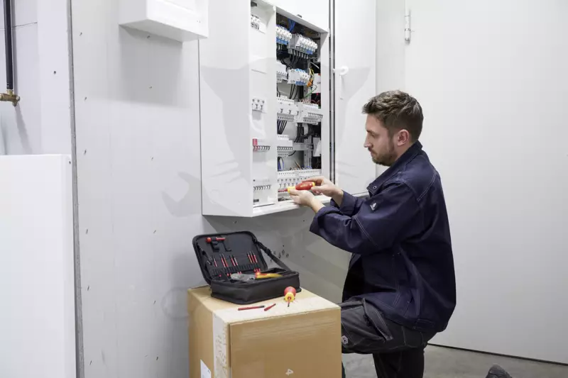 Szigetelt VDE 1000 V-os Csillag+Lapos+Fogó készlet (Wallbox) 23db-os - Wiha