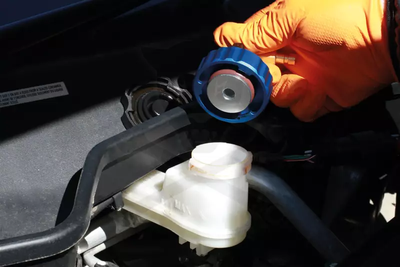 Féklégtelenítő adapter fékolaj tartályhoz - Tesla Model S / X - Laser