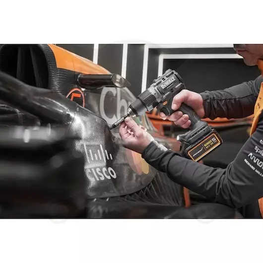 Fúró-csavarozó és ütvecsavar szett, akkus 18V 2x5.0Ah McLaren