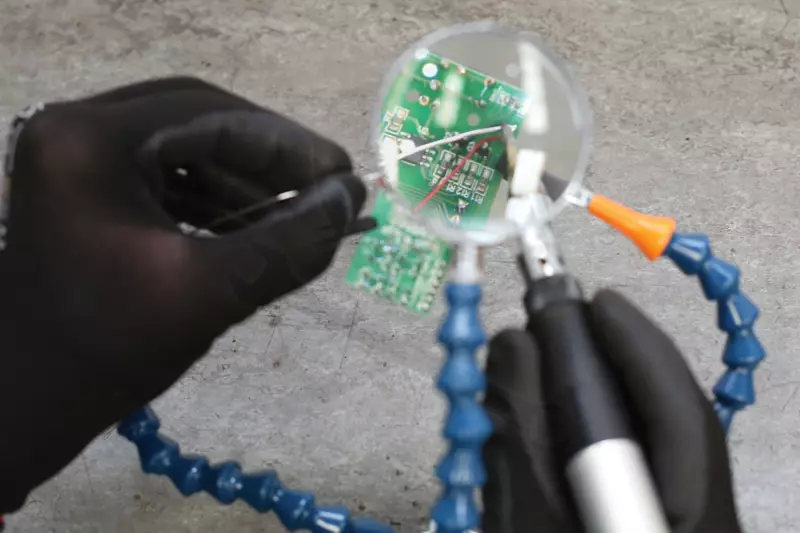 Forrasztó állvány csipeszekkel nagyítóval -mulifunkciós- Laser Tools