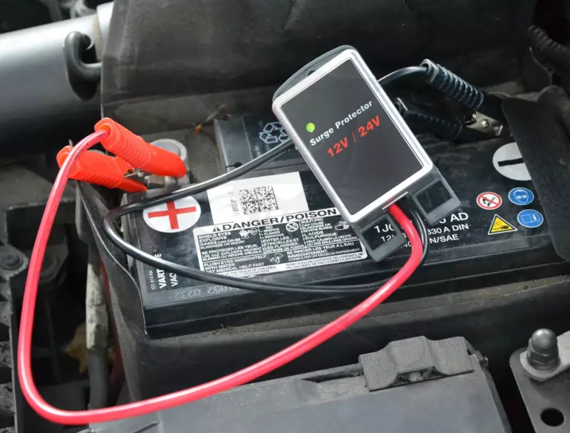 Akku őr 12V/24V - túlfeszültségvédelem "Surge Protector" - Hubitools (HUDSP12/24)