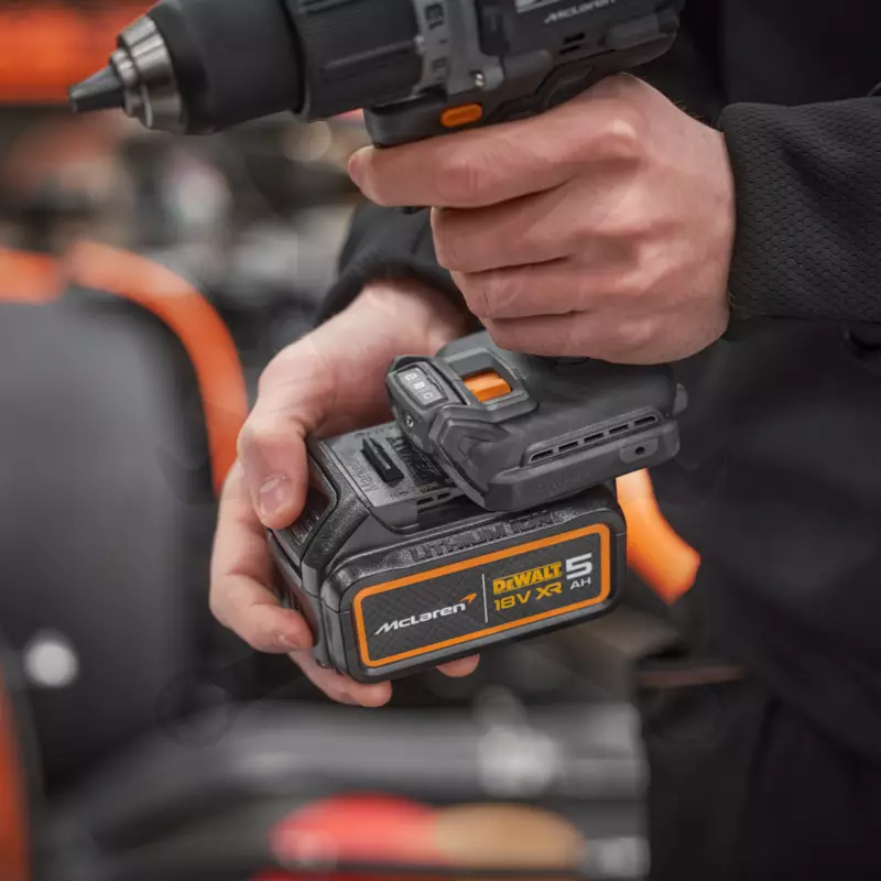 Ütvefúró-csavarbehajtó, akkus 18V   90 Nm 2x5.0Ah McLaren-DeWalt