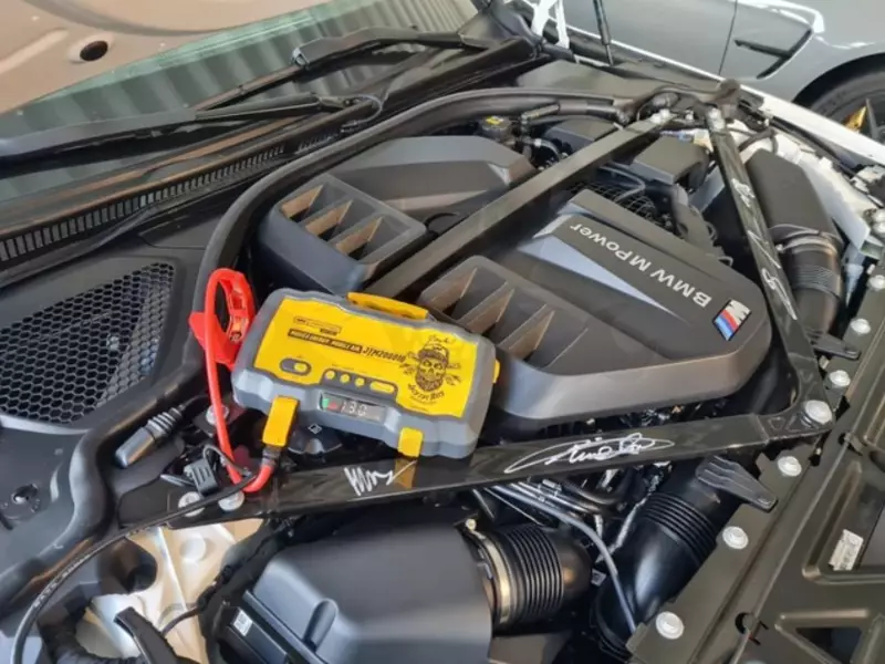 Akkumulátor bikázó-indító (starter) 12/24V -2000A + Akkus Kompresszor