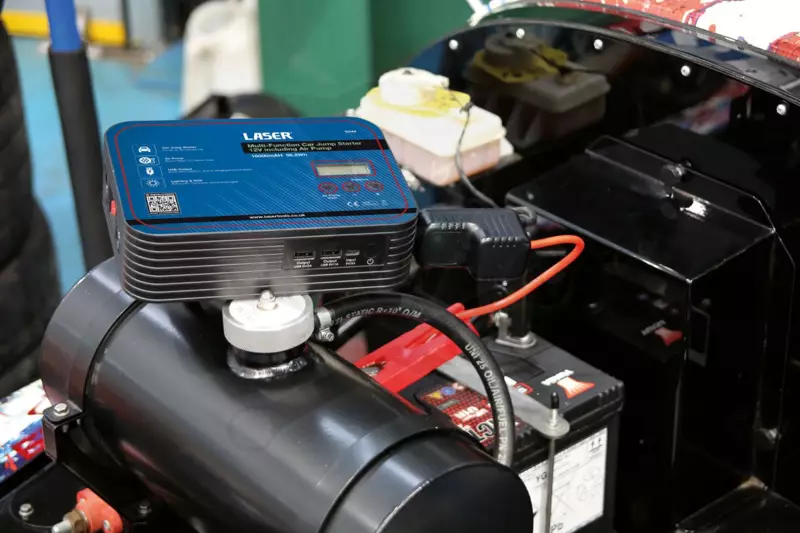 Akkumulátor bikázó-indító (starter) 12 V - 1200A + Akkus Kompresszor