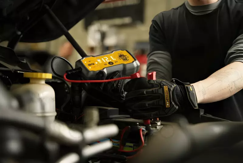 Akkumulátor bikázó-indító (starter) 12 V - 1500A + lámpa 200 lm -