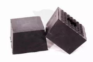 Gumikocka négyzet 125x125x85 mm magas - alul bütykös-lyukas